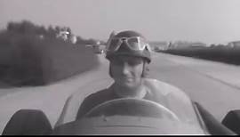 Juan Manuel Fangio testet den Maserati in 1957 auf dem Modena Autodrome Fangio “El Maestro“ war einer der erfolgreichsten Rennfahrer aller Zeiten. Zu Beginn war Fangio ein Unbekannter als er 1948 aus seiner argentinischen Heimat auf die europäischen Grand-Prix-Strecken kam. Unerwartet wurde er in den nächsten zehn Jahren fünfmal Weltmeister. Fangio fuhr für Alfa Romeo, Ferrari, Maserati und Mercedes-Benz. STORE74.CH - Racing Bekleidung an der Shopping-Raststätte Würenlos A1 "Fressbalken" 🛣️ mit