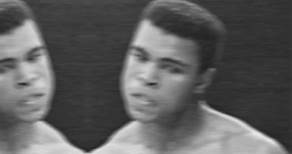 El Gran Boxeador Mohamed Ali una vez dijo: "Odié cada minuto de entrenamiento, pero no paraba de repetirme: 'No renuncies, sufre ahora y vive el resto de tu vida como un campeón" #frases #inspiracion #motivacion #frasesdiarias #consejosdevida #boxeo #mohamedali | Expansión Mental