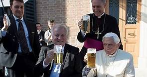 Video. El papa emérito Benedicto XVI celebra su 90 cumpleaños brindando con cerveza