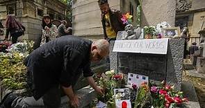 50 anni fa moriva Jim Morrison. Omaggi sulla sua tomba a Parigi