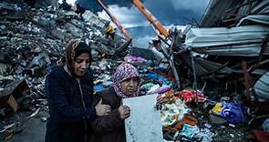 土耳其地震罹難數逾2萬 女撐90小時獲救 搜救隊唱歌鼓勵女童 空拍震央重災區 4成建築遭毀