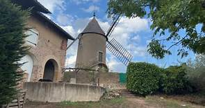 Beaujolais: un moulin à vent, classé monument historique, frappé par la foudre à Romanèche-Thorins
