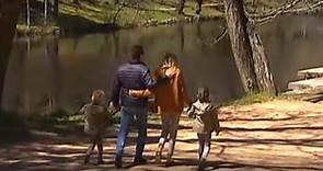 Pablo Casado pasea por Ávila con su mujer y sus hijos durante la jornada de reflexión