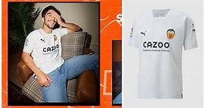 Llega la camiseta del Valencia CF 2022-23 oficial con Soler y Gayà como protagonistas