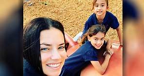 La modelo Adriana Lima conmueve a sus seguidores con un tierno mensaje a sus hijas