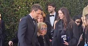 Bradley Cooper, in attesa di una nuova fidanzata ufficiale, si è presentato alla cerimonia dei Golden Globe insieme con la mamma Gloria Campano. Che prima di calcare il red carpet si è lasciata andare a delicati gesti d’amore per l’attore. Che coppia, vero? (📹 @alexandremaras ) #bradleycooper #mum #love #goldenglobes #hollywood #couple | Corriere Moda
