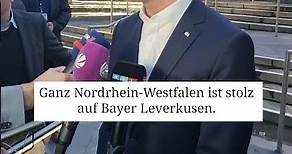 NRW-Ministerpräsident und FC-Fan Hendrik Wüst gratuliert Bayer 04 Leverkusen zum Titel