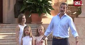 Los Reyes posan con sus hijas, Leonor y Sofía, en el Palacio de Marivent | Diez Minutos