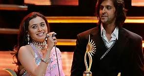 Hrithik Roshan presenting Rani Mukherjee the Best Actress award in 2005😍 #ranimukherjee #bollywood