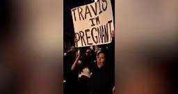Kourtney Kardashian reveló así su embarazo en pleno concierto | Video