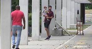 Shakira llevó a Piqué y a sus hijos al colegio Pies Descalzos