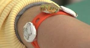 Un colegio de Vitoria inventa unas pulseras para niños con necesidades especiales
