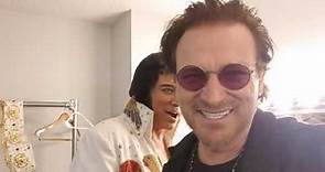 Bono sings with Elvis Presley (Pavel Sfera @ www.bonodouble.com) & Bill Cherry as Elvis)
