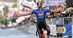 Milán-San Remo 2023 | Final: Van der Poel culmina su tercer Monumento con una monumental exhibición - Ciclismo vídeo - Eurosport