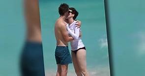 Anne Hathaway y su esposo Adam Shulman se ven apasionados