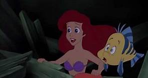 La Sirenita: Mejores momentos - Ariel y Flounder escapan del tiburón | Disney Junior Oficial