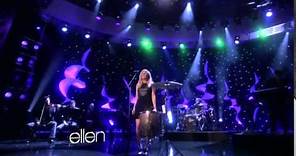 Ellie Goulding performs 'Lights' on The Ellen Show