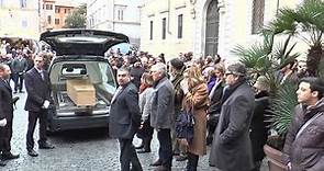 Addio a Monica Scattini, gli amici e i colleghi ai funerali a Roma