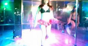 Gigi Taes bailando