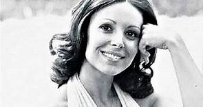 Dee King (Diane Keen) : Sally Go Round The Roses