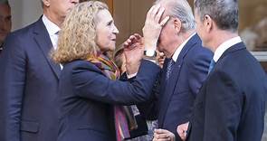 El extraño ritual de la infanta Elena para saludar al rey Juan Carlos - Vidéo Dailymotion