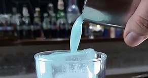 El cóctel Blue Hawaii es quizás uno de los tragos azules más conocido gracias a su ingrediente clave: el curaçao azul. Esta bebida alcohólica azul es el componente más importante de este trago de la coctelería tiki. 1 oz. Ron Blanco 1/2 oz. Licor de Coco 1/2 oz. Curazao Azul 3 oz. Jugo de Piña 1 oz. Crema de Coco #CapCut #cocteles #cocteleria #bluehawaiian #bluehawaiianhelicopters #coctelesfaciles #coctelesencasa #coctelesconron