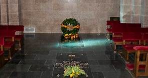 Así es la nueva tumba de Francisco Franco en el cementerio de Mingorrubio