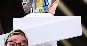 🇦🇷🏆¡Aquí está la primera foto de Messi besando la copa oficialmente como campeón del mundo con Argentina! #messi #lionelmessi10 #lionelmessi #leomessi #argentina #seleccionargentina #qatar #qatar2022 #mundial #viral #trending