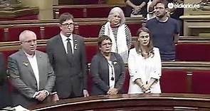Se canta 'Els Segadors' en el Parlament tras la proclaración de la República Catalana