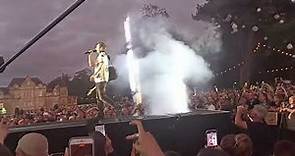 Matt Bellamy growled like a metal singer during Madness (Muse Live Beauregard Festival)
