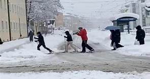 Mai così tanta neve a Monaco di Baviera: gli abitanti sulla strada con gli sci