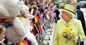 Queen Elizabeth verlässt Berlin durch das Brandenburger Tor