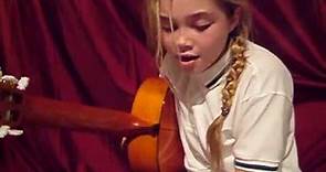 Florence Pugh sings Lonesome Town