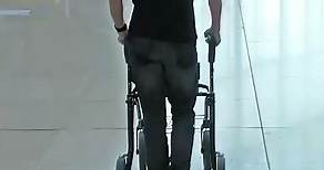 Un hombre tetrapléjico consigue caminar