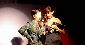 Carlota Olcina y Marina San Jose reciben premio por Amar y saludan.mpeg