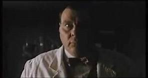 LARRY DRAKE in una scena del film "DR. GIGGLES" Regia Manny Coto