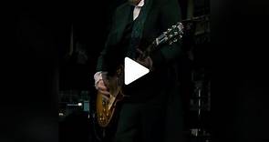 Jimmy playing Whole Lotta Love’s riff with his 🎸 No. 1 ’59 Gibson Les Paul to Jack White and the Edge, all around, one of the best scenes of the documentary. It Might Get Loud - 2008 #jimmypage #zoso #robertplant #goldengod #johnbonham #bonzo #johnpauljones #jonesy #ledzeppelin #ledzep #zeppelin #ledzeppelinfans #60s #70s #70music