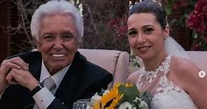 Alberto Vázquez explota tras recibir críticas por presumir foto de su boda con su joven esposa
