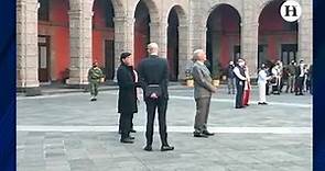 AMLO sale a patio de Palacio Nacional tras sismo de 5.7