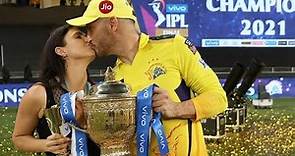 Du plessis kiss wife after winning IPL final Trophy