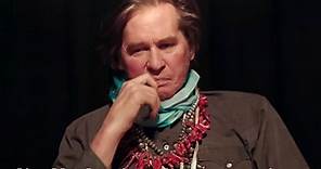 Val Kilmer e il tumore alla gola: "Non posso parlare senza tappare questo buco". Il video trailer