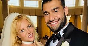 Britney lució un elegante vestido de Versace en su boda con Sam Asghari