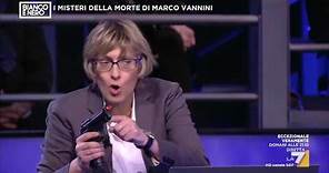 L'Avvocato Giulia Bongiorno mostra la riproduzione dell'arma con cui è stato ucciso Marco Vannini