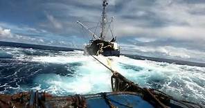 Cercando el atún con la red de pesca - Buque pesquero en el Océano Pacífico occidental