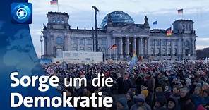 Proteste gegen Rechtsextremismus: Sorge um die Demokratie – Interview mit Gerhart Baum (FDP)