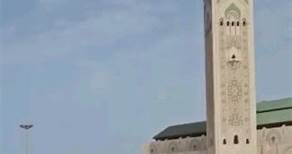 📍Partimos nuestro recorrido por Marruecos en la ciudad de Casablanca, la llamada "Capital Financiera" y donde está la segunda mezquita más grande del mundo. (La primera está en la Meca, Arabia Saudita). 📍La Mezquita de Hassan II es una mezcla impresionante de modernidad y tradición. Con sus pisos de mármol italiano , todas sus medidas son impresionantes y se miden en toneladas 😲 Partiendo por el techo que es eléctrico y se abre automáticamente... 📍 Estamos en el mes del Ramadán , marcado por
