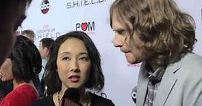 Maurissa Tancharoen & Jed Whedon – Marvel’s Agents of S.H.I.E.L.D. on the Red Carpet