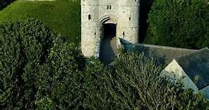 🏰 Carisbrooke Castle, Isle of Wight 🥰 The quintessential romantic castle, Carisbrooke has been an Elizabethan artillery fortress, a king’s prison and a royal summer residence! Check out more of the Isle of Wight on our website | England's Coast