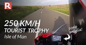 A 250 all'ora sulle strade del Tourist Trophy nell'Isola di Man on board