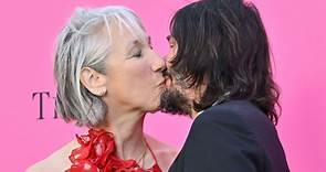 Keanu Reeves y su novia Alexandra Grant comparten un raro beso en público